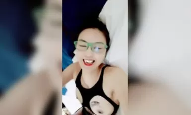 媽媽帶著女兒玩雙飛啪啪秀，全程露臉賓館伺候大哥，輪流給大哥口交大雞巴，騷動媽媽直播看著女兒被上位爆草揉奶子