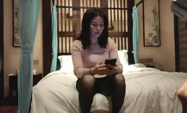 Nakipag-chat ang mabangis na babaeng nasa hustong gulang, may medyas na may bukas na medyas, hinawakan ang kanyang puki, at nakipag-oral sex Siya ay pinisil bago magsimula ang pakikipagtalik, at nagalit si Brother Jiaqian at nabigo ang pakikipagtalik.