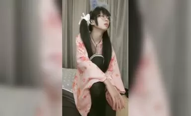 專屬小女友00後雙馬尾蘿莉，微毛粉嫩小穴，跳蛋振動棒齊上場，嬌小身材扶細腰後入，蘿莉型中的極品