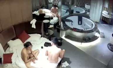 大奶騷女友體驗新買的跳蛋開心的說「太得勁了」主動要求男友舔逼人體懸浮女上位啪啪啪爽的一浪高過一浪對白清晰