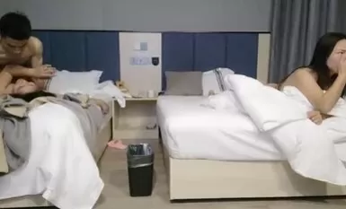 换妻探花周末约一对小夫妻玩玩，交换4P激情，旁边还有个老哥观战，持续输出搞爽了，前后一起插