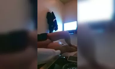 足療店搞女技師，丸子頭小姐姐，摸摸搞搞要拔褲子，足交打飛機，騎乘磨蹭著電視櫃後入，隔壁在唱歌