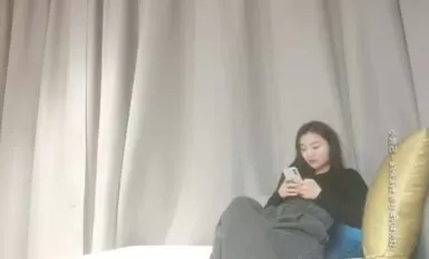 APP上約的外圍小姐姐，騷的很解開衣服很想被操，一頓自摸浪叫，舔小穴叫的隔壁多聽的見，吊帶絲襪側入爸爸操的很爽