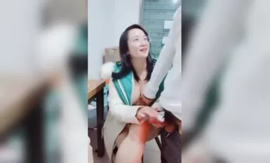 外送店老闆娘真空裝上陣，開著店門偷偷播漏出奶子揉捏，勾搭小哥激情啪啪，關上門就開乾口交大雞巴後入抽插