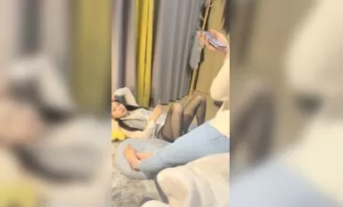 高价计时房，人气女神双飞，颜值吊打全场，萝莉御姐，肤白貌美人间尤物，牛仔裤后入蜜桃臀