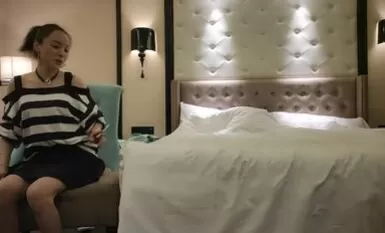 網路聊小騷貨，風韻十足輕熟女，高清拍攝舔屌深喉，揉穴調情正入猛操，搞大屁股一直浪叫