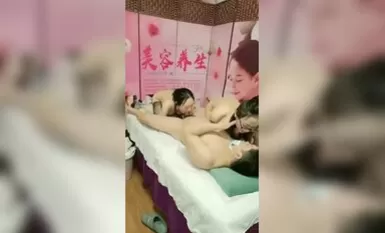 美容养生会馆享受的大哥勾搭黑丝女技师玩起了双飞，一个给舔乳头一个给舔鸡巴好刺激，轮草抽插高潮不断浪叫