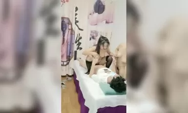 兩個黑絲騷逼女技師調教新入職男員工，以身試技術教小伙如何按摩，激情雙飛口交大雞巴，兩渣女把小夥草了