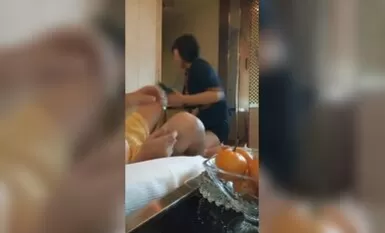 專幹足浴洗腳妹子，技師小妹制服誘惑，摸摸搞搞拔下裙子扣穴，到衛生間吹一下，扶著牆後入猛操屁股