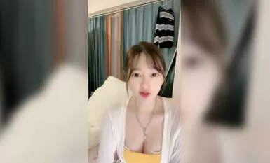 Ang kagandahang-asal sa magandang seksyon ay nagpapakita sa lahat na itinaas ang kanyang damit na panloob at may napakalambing na magagandang suso very tempting to play with her fingers.