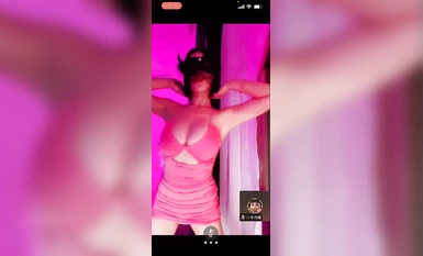 Huajiao anchor Huang Yiyi + Erni satu sama satu koleksi tersuai (1)