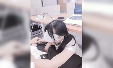 辦公室激情 正上班呢淫盪的小秘書【胡九萬】主動爬到辦公桌下面偷吃大雞巴，小騷貨辦公室里想淫叫又不敢叫太刺激了