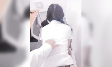 辦公室激情 正上班呢淫盪的小秘書【胡九萬】主動爬到辦公桌下面偷吃大雞巴，小騷貨辦公室里想淫叫又不敢叫太刺激了