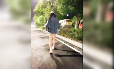 青春無敵 推特可鹽可甜嬌小大奶饅頭粉鮑少女福利姬【小耳朵】私拍，JK狗鏈戶外露出紫薇，各種反差行為（2）