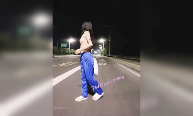 青春無敵 推特可鹽可甜嬌小大奶饅頭粉鮑少女福利姬【小耳朵】私拍，JK狗鏈戶外露出紫薇，各種反差行為（2）