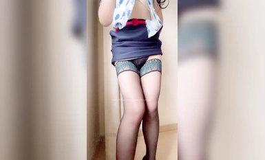 แอร์โฮสเตสมะกอกในถุงน่องสีดำ