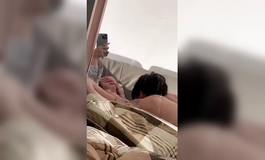 Teman wanita yang tampan dan berpayu dara [Kanyabunloed] mengambil swafoto di rumah, menjilat farajnya dan mengepamnya tanpa kondom.