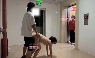 Twitterトップ露出アーティスト極端なボディコントラスト若い女の子[ミルクフレーバーパフ]プライベート撮影、すべての種類の屋外露出リフト口が偶然隣人の顔に会った愛を作る（5）