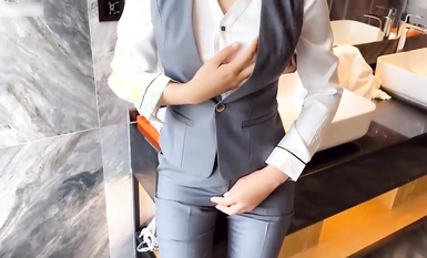 Adeless2] 「優しくしてあげないと、おっぱいが吸われたがってるんだから」拗ねたような上品な白人女性は、部屋に着くとついに本性を現す。