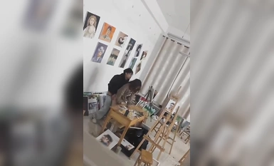 【抖音热榜】烟台科技学院情侣画室激情做爱被偷拍！男主勇猛无敌 女主哭泣擦身 座椅一片狼藉！