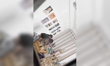【抖音热榜】烟台科技学院情侣画室激情做爱被偷拍！男主勇猛无敌 女主哭泣擦身 座椅一片狼藉！