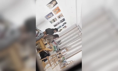 【抖音热榜】烟台科技学院情侣画室激情做爱被偷拍！男主勇猛无敌 女主哭泣擦身 座椅一片狼藉！