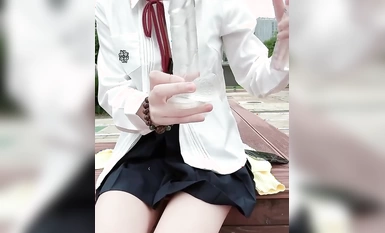 Arnab suka memancut, terdedah di luar rumah dan memancut