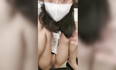 這是哪個公司的極品騷妹子上著班就玩逼，無毛白虎逼展示，後面還有個大哥在工作，揉奶玩逼道具插都噴水了刺激