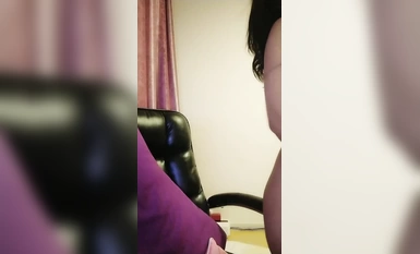 Kakak G-cup yang tinggi dan seksi "Su Laoshi" dengan wajah yang cantik dan halus mempunyai badan yang seksi berkepala sembilan, menjilat payudaranya, menari dan menggodanya dengan alat penggetar, melancap dan memancut (3)