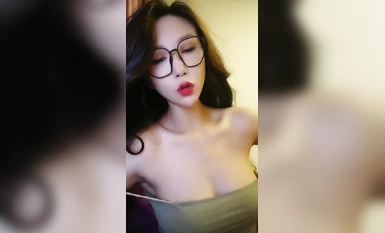 Kakak G-cup yang tinggi dan seksi "Su Laoshi" dengan wajah yang cantik dan halus mempunyai badan yang seksi berkepala sembilan, menjilat payudaranya, menari dan menggodanya dengan alat penggetar, melancap dan memancut (3)