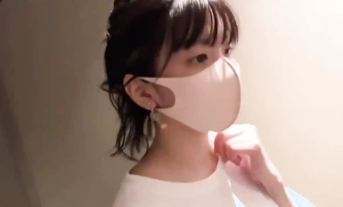 漂亮淫妻【FC2-PPV-3098539】有點像玩偶姐姐 被黑祖宗大肉棒無套內射 開始很緊張拳頭攥的緊緊的 綠帽在邊上聊天引導 視覺效果強烈