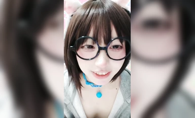 Kecantikan sekolah dua dimensi yang kelihatan tinggi ialah seorang gadis bermata (1)