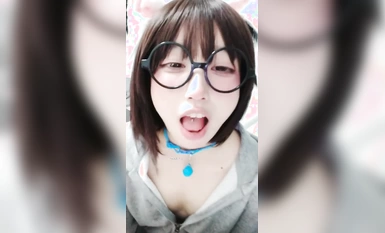 Kecantikan sekolah dua dimensi yang kelihatan tinggi ialah seorang gadis bermata (1)