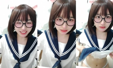 Kecantikan sekolah dua dimensi yang kelihatan tinggi ialah seorang gadis bermata (5)