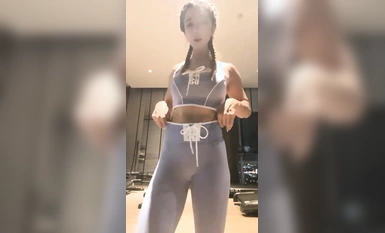 Jamuan visual selama 20 jam untuk seorang gadis kecergasan yang tampan dengan punggung yang gagah dan pic (15)