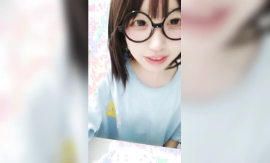 Kecantikan sekolah dua dimensi yang kelihatan tinggi ialah seorang gadis bermata (7)