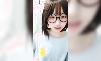 Kecantikan sekolah dua dimensi yang kelihatan tinggi ialah seorang gadis bermata (7)