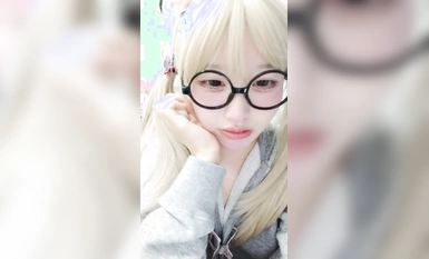 Kecantikan sekolah dua dimensi yang kelihatan tinggi ialah seorang gadis bermata (3)