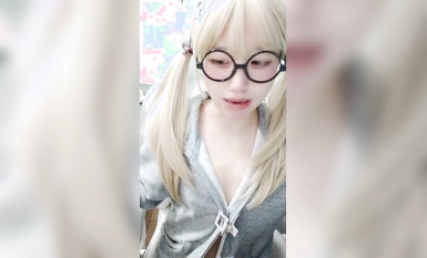 Kecantikan sekolah dua dimensi yang kelihatan tinggi ialah seorang gadis bermata (3)