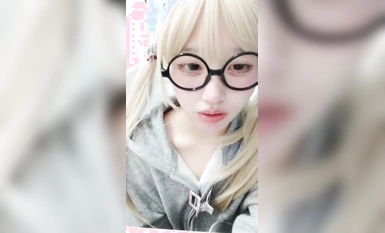 Kecantikan sekolah dua dimensi yang kelihatan tinggi ialah seorang gadis bermata (3)