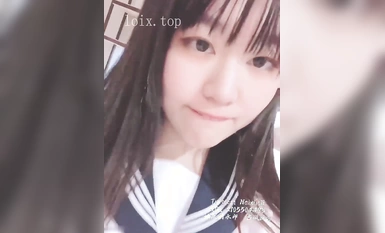 Anak rusa roe menunjukkan mukanya dalam sut kelasi berstokin putih