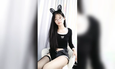 Jiao Didi, mỹ nhân xinh đẹp nhất [Cai Cai Fairy], có ngoại hình đẹp và rất gợi cảm! Xoay eo lắc lư hông trong chiếc quần short denim, cô cởi quần lót và xoa xoa âm hộ, cận cảnh âm hộ đầy lông của cô, rên rỉ và thở hổn hển nhẹ nhàng