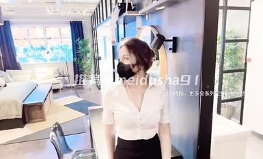 Twitter: Dewi kontras dengan kakinya yang panjang dan ketampanan, perangai seksi [Medusa] Khas VIP Festival Pertengahan Musim Luruh, OL dalam stoking hitam mendedahkan dirinya di hadapan keluarga IKEA untuk memikat dan melakukan hubungan seks