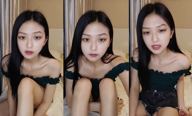 Isang magandang babae na may maliit na dibdib at magandang hitsura na isang sophomore na nag-aaral ng sayaw ay nang-aakit at nakikipag-ibigan, na naka-sexy na maong shorts para sa camera, na may close-up na footjob at naglalagay ng itim na medyas, at nani