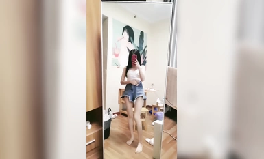 大二學舞蹈妹子牛仔招牌短褲今天帶情趣手銬操，撩起衣服摸奶子扭動小腰，掰穴特寫第一視角插入，搞完自慰跪地爬行