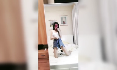 大二學舞蹈妹子牛仔招牌短褲今天帶情趣手銬操，撩起衣服摸奶子扭動小腰，掰穴特寫第一視角插入，搞完自慰跪地爬行