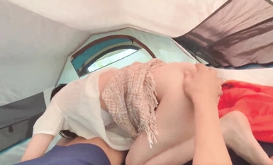 戶外激情【wanrous】野外露營，被睡在帳篷里的玉蓮白嫩的雙腿勾引，美乳翹臀完美身材 溫柔反差女神 無套暴操小翹臀