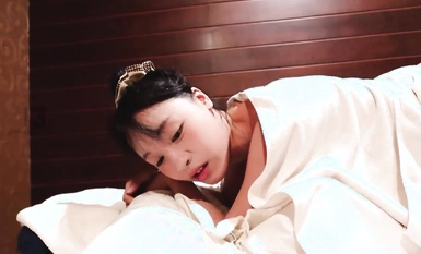 台灣妹子【蘇暢】探索泰國抓鳳筋全過程大公開【無碼高清完整版】妹子其實是爽到了，但是友人在一邊拍攝，不好意思叫出來，憋著了