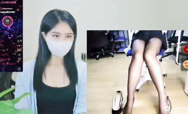 CV đi tất đen tự nguyện mang máy rung điều khiển từ xa đi làm, bồn chồn và ngứa ngáy.