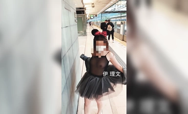 顔出しが一番！純白無毛アワビ愛露出少女[イリウェン]定期購読、露店スーパーマーケットショッピングモール風光明媚なエリア露出コンパイル（1）の前にすべての種類の人々